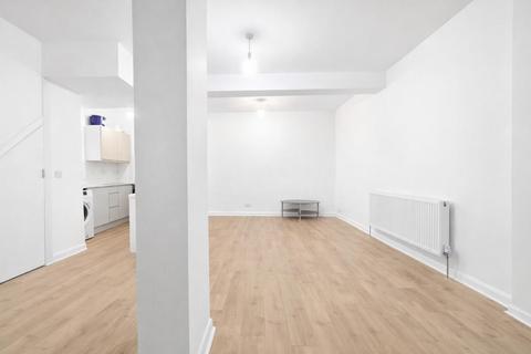 3 bedroom flat to rent, High Street, London