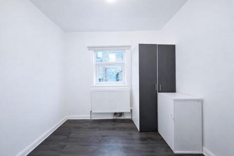 3 bedroom flat to rent, High Street, London