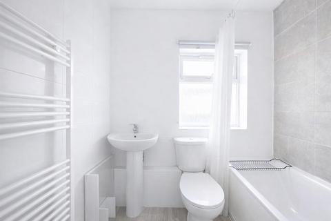 3 bedroom flat to rent, High Street, London