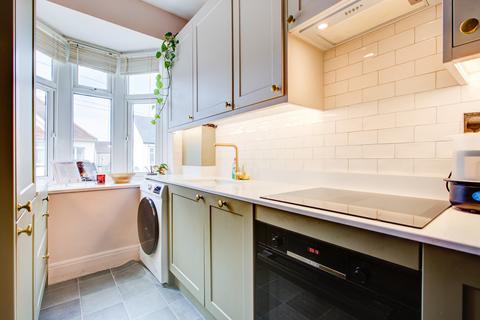 3 bedroom apartment for sale, Woodfield Park Drive, Leigh-on-sea, SS9