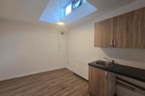 Studio to rent, Mayton Street, London