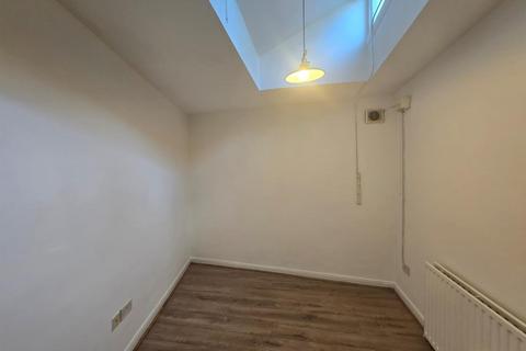 Studio to rent, Mayton Street, London