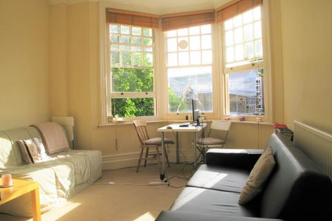2 bedroom flat to rent, Orme Court, London