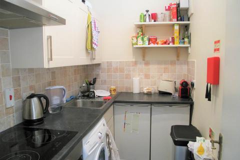 2 bedroom flat to rent, Orme Court, London