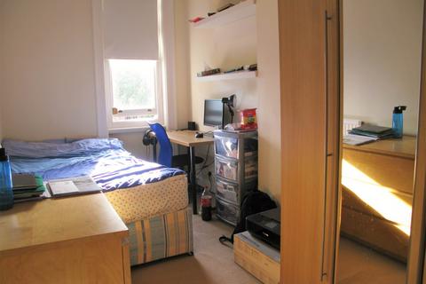 2 bedroom flat to rent, Orme Court, London
