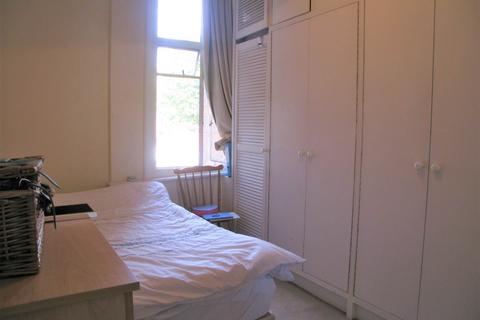 2 bedroom flat to rent, Orme Court, London
