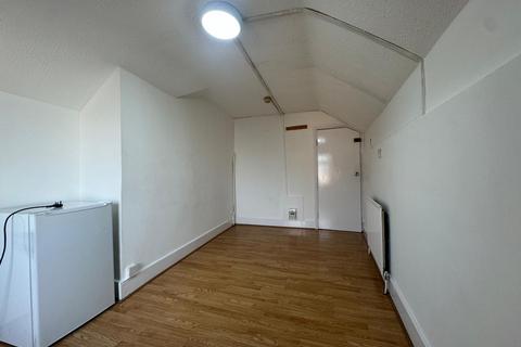 Studio to rent, Thorncombe Road, London, SE22