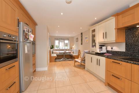 5 bedroom semi-detached house for sale, Alderwood Drive, Abridge RM4