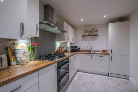 4 bedroom semi-detached house for sale, Holden View, Birkenshaw, Bradford