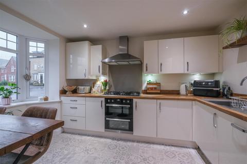 4 bedroom semi-detached house for sale, Holden View, Birkenshaw, Bradford