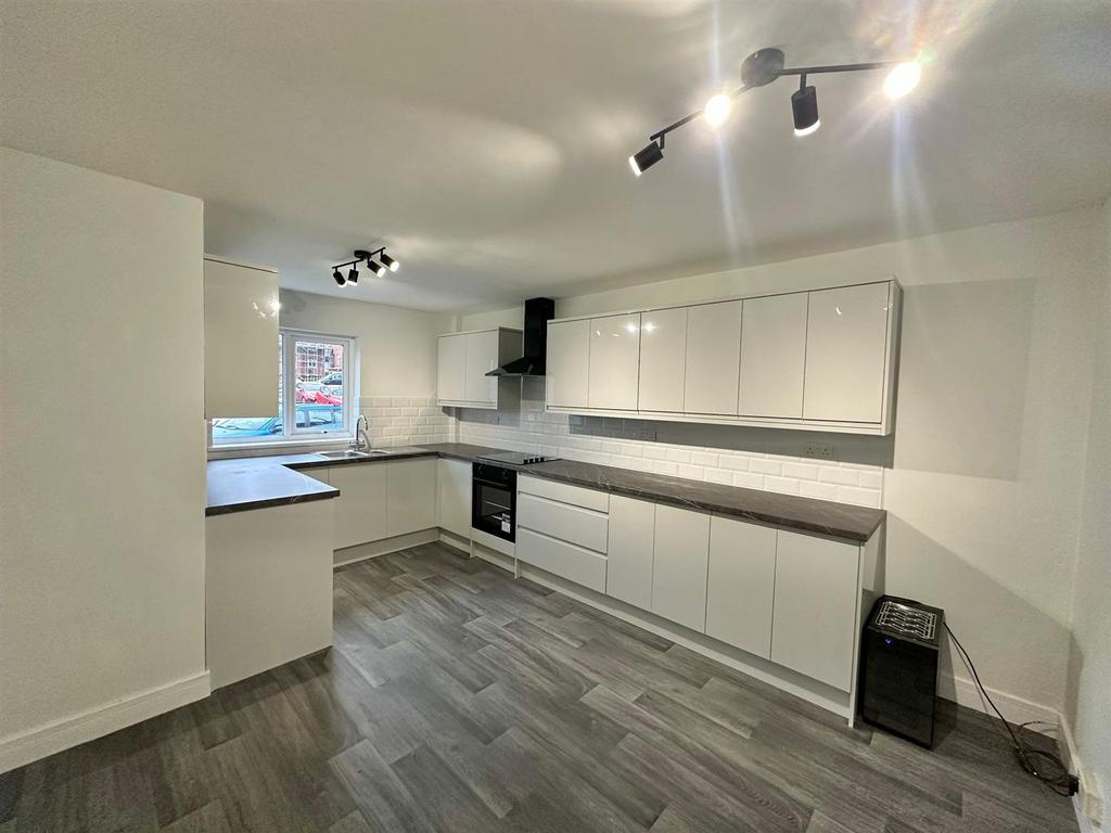 10 has kitchen.jpg