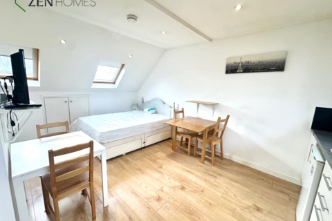 Studio to rent, London N17