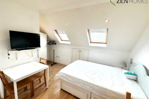 Studio to rent, London N17