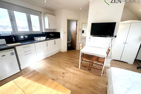 Studio to rent, London N17