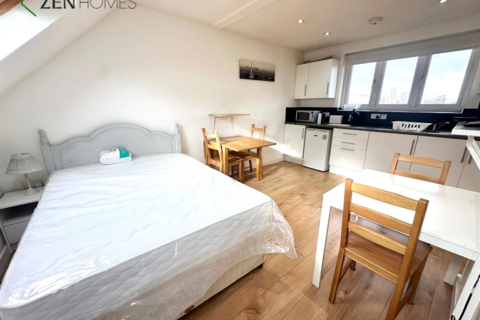 Studio to rent, London N17