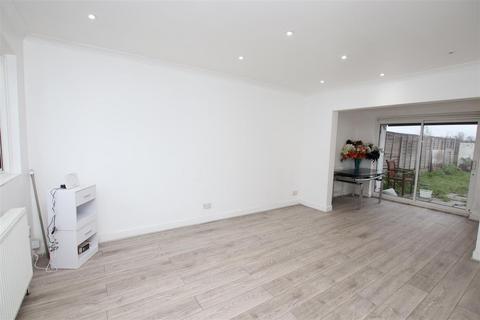 3 bedroom terraced house to rent, Knockhall Road, Greenhithe