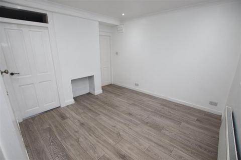 3 bedroom terraced house to rent, Knockhall Road, Greenhithe
