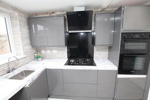 3 bedroom terraced house to rent, Knockhall Road, Greenhithe