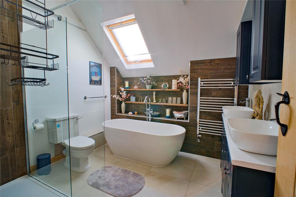 Main Bathroom 1