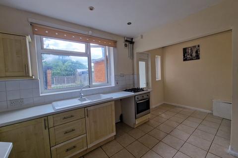 3 bedroom terraced house to rent, Victoria Road, Wolverhampton WV3