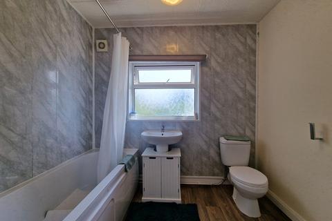 3 bedroom terraced house to rent, Victoria Road, Wolverhampton WV3