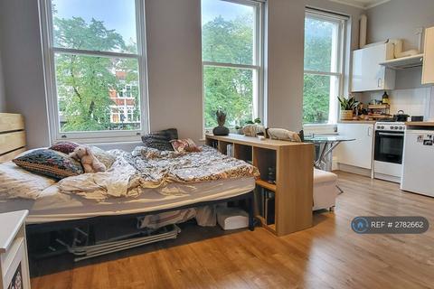 Studio to rent, High Street, London, N8