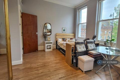Studio to rent, High Street, London, N8