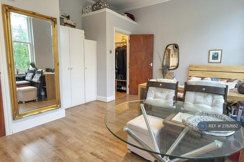 Studio to rent, High Street, London, N8