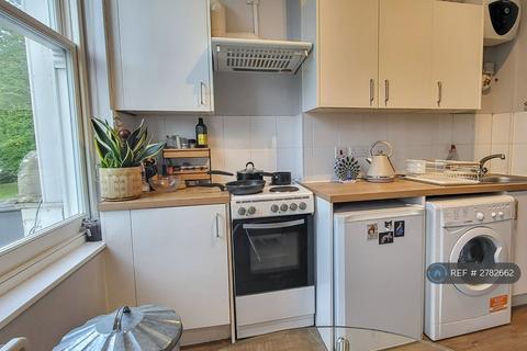 Studio to rent, High Street, London, N8