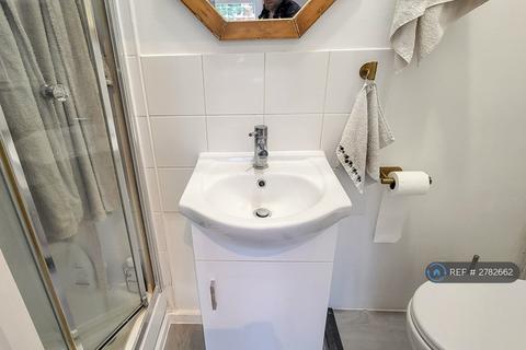 Studio to rent, High Street, London, N8