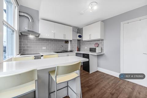 Studio to rent, High Street, London, N8