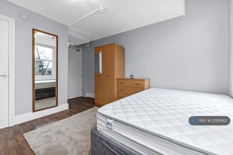 Studio to rent, High Street, London, N8