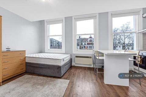 Studio to rent, High Street, London, N8