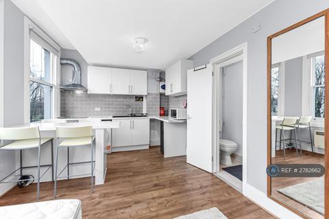Studio to rent, High Street, London, N8