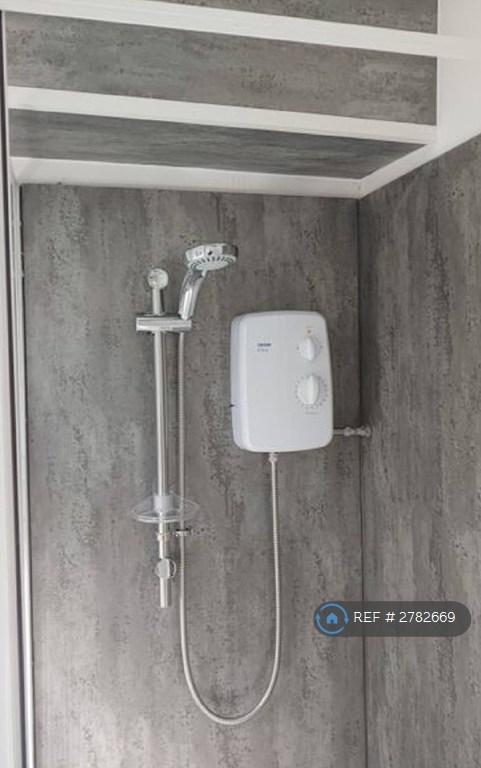 Flat 6 : Shower.