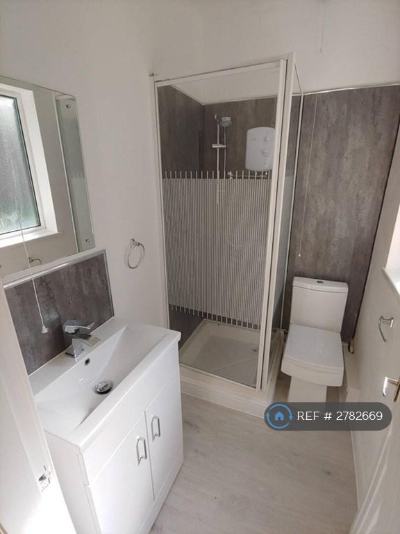 Flat 3 : Bathroom.