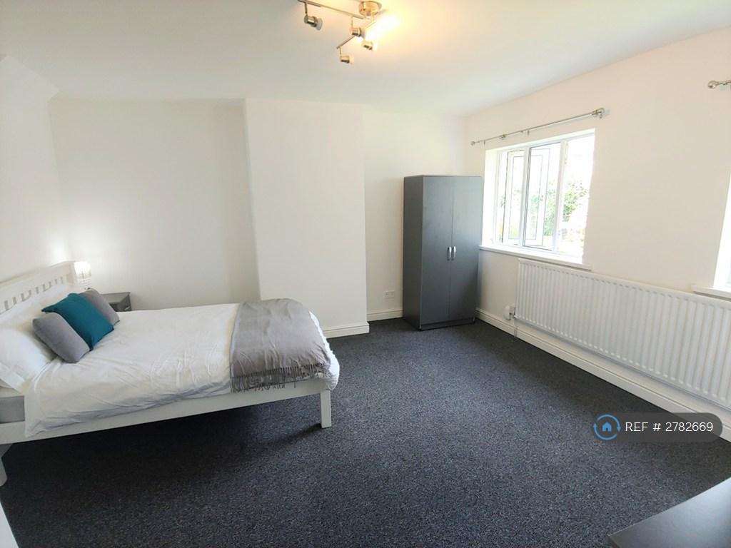 Flat 6 : Main Room.
