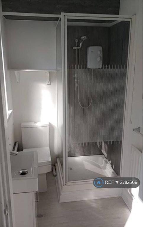 Flat 6 : Bathroom.