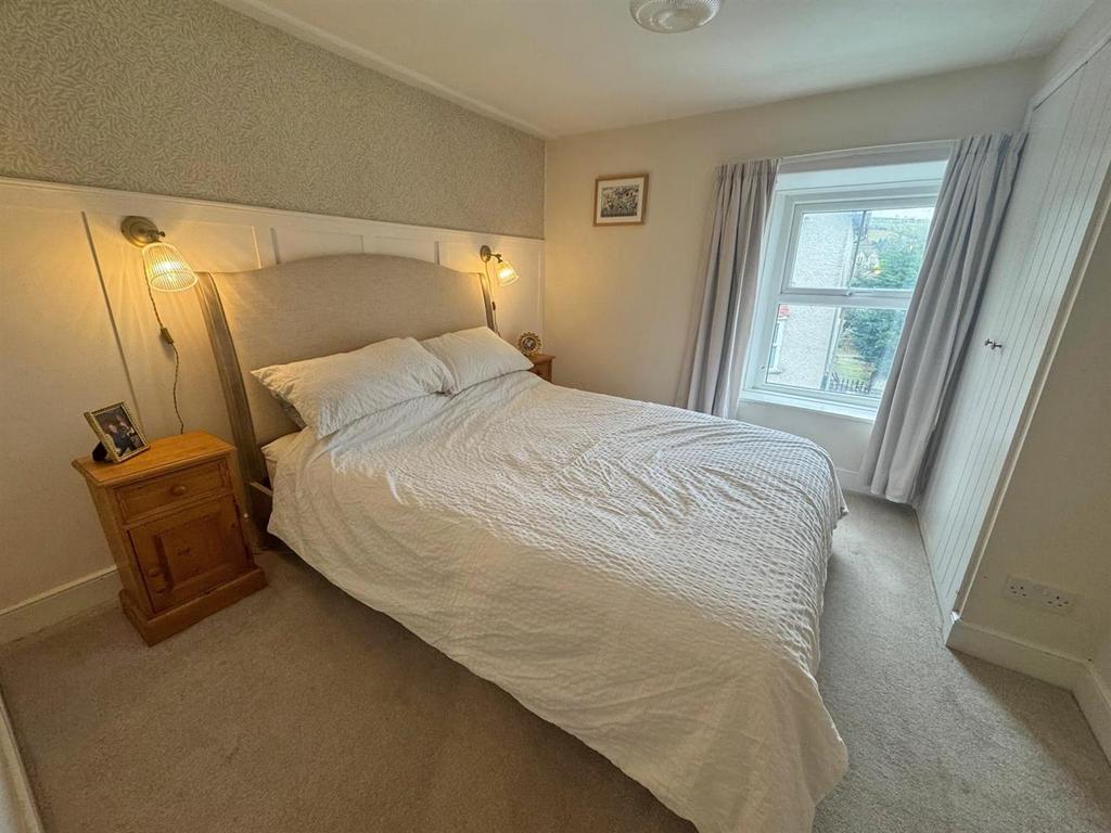 Front bedroom 1