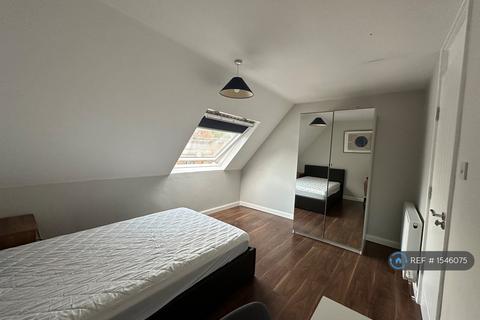 1 bedroom in a house share to rent, Exhibition Close, London, W12
