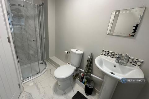 1 bedroom in a house share to rent, Exhibition Close, London, W12