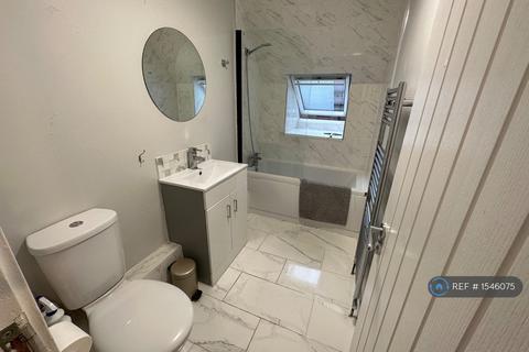 1 bedroom in a house share to rent, Exhibition Close, London, W12