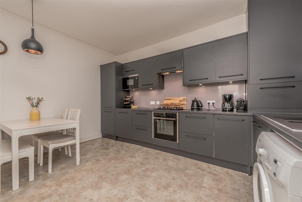 Modern Fitted Dining Kitchen: