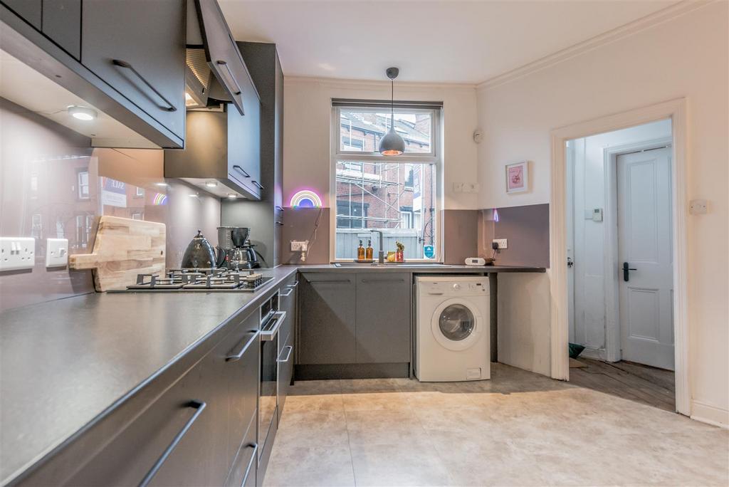 Modern Fitted Dining Kitchen:
