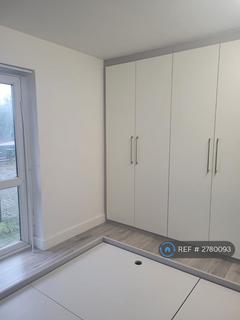 2 bedroom flat to rent, Maple Road, Hayes, UB4