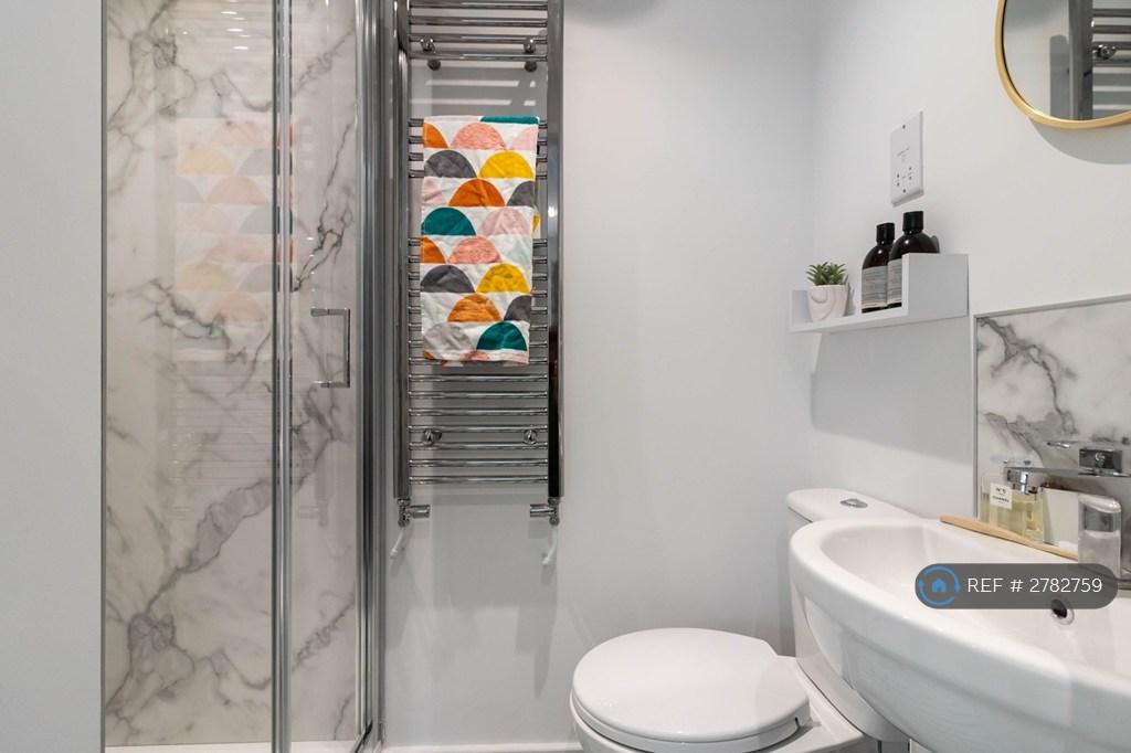 Modern Ensuite Shower Room