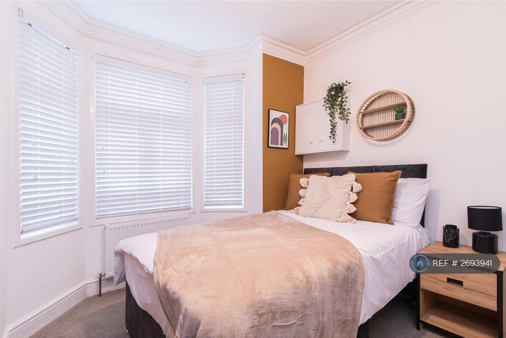 138 Bath St- Room 1- £625 Pcm