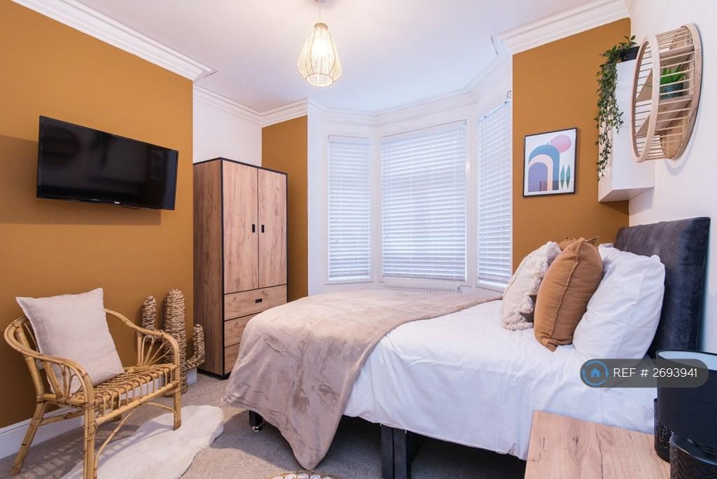 138 Bath St- Room 1- £625 Pcm