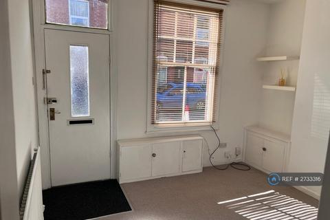 2 bedroom end of terrace house to rent, Falcon Grove, Nottingham, NG7