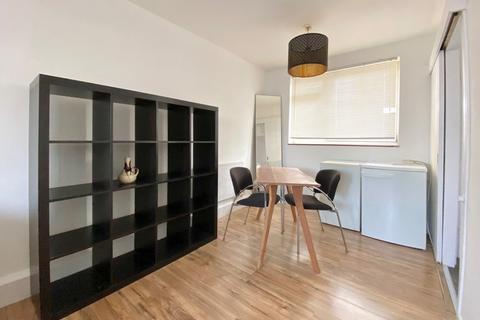 2 bedroom flat to rent, Henty Close, London, SW11